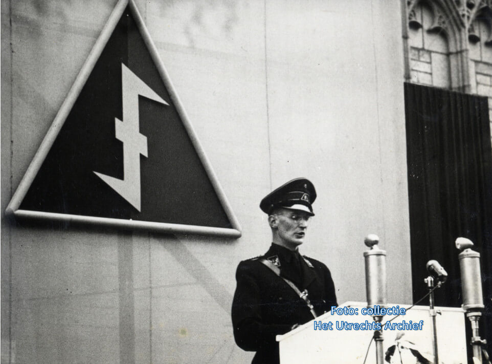 Mr. A.J. Zondervan tijdens de toespraak bij zijn herbenoeming tot commandant van de W.A. (Weerbaargheidsafdeling) van de Nationaal Socialistische Beweging (N.S.B.), op het Domplein, 3 okt. 1942. Foto: J. Schipper (Collectie HUA)