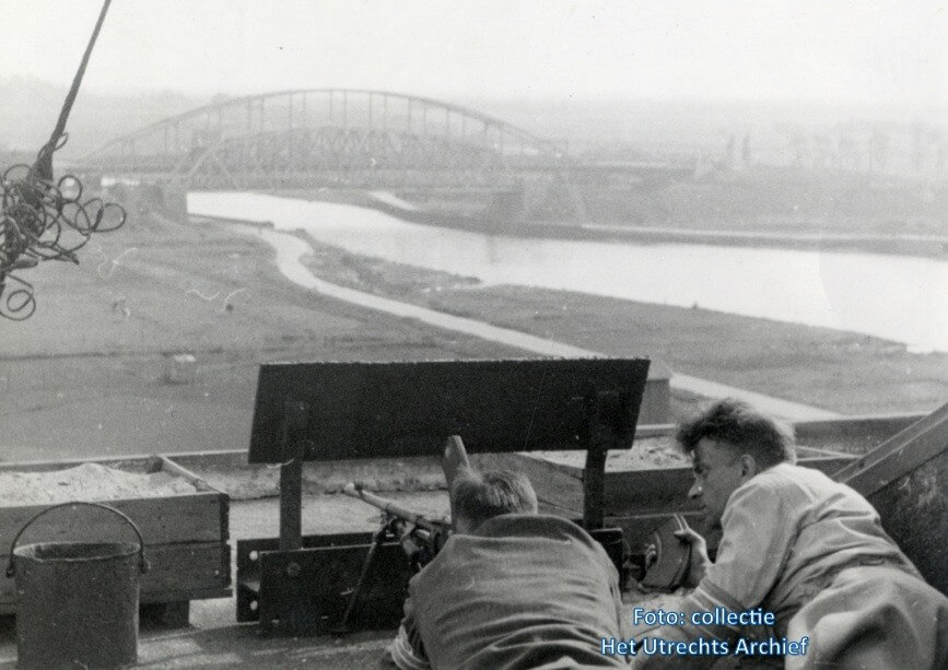 Personeelsleden van de PEGUS bewaken de elektriciteitscentrale aan de Keulsekade. Foto: PEGUS (Collectie HUA)