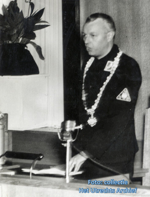 NSB-burgemeester Ravenswaay tijdens zijn installatierede op 25 april 1942 in de raadzaal. Foto: J. Schipper (Collectie HUA)