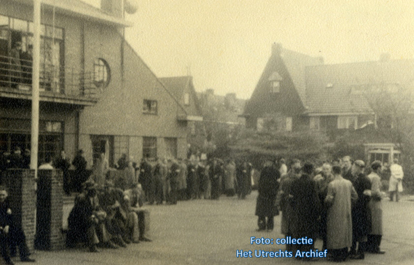 De leden van de BS verzamelen bij de Johan de Wittschool. Foto: W. Beer (Collectie HUA)