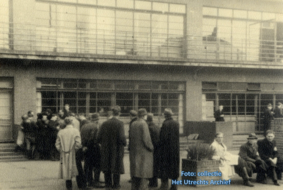 BS'ers op het schoolplein bij de Johan de Wittschool, later zouden velen van hen in handen vallen van de Duitsers. Foto: W. Beer (Collectie HUA)