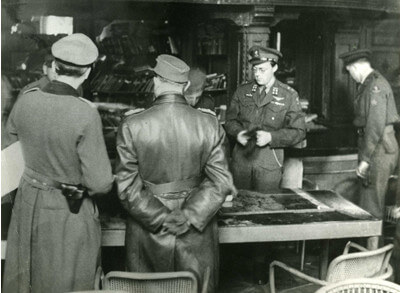 Prins Bernhard staat tegenover Duitse bevelhebbers in Wageningen. Foto: gemeente Wageningen