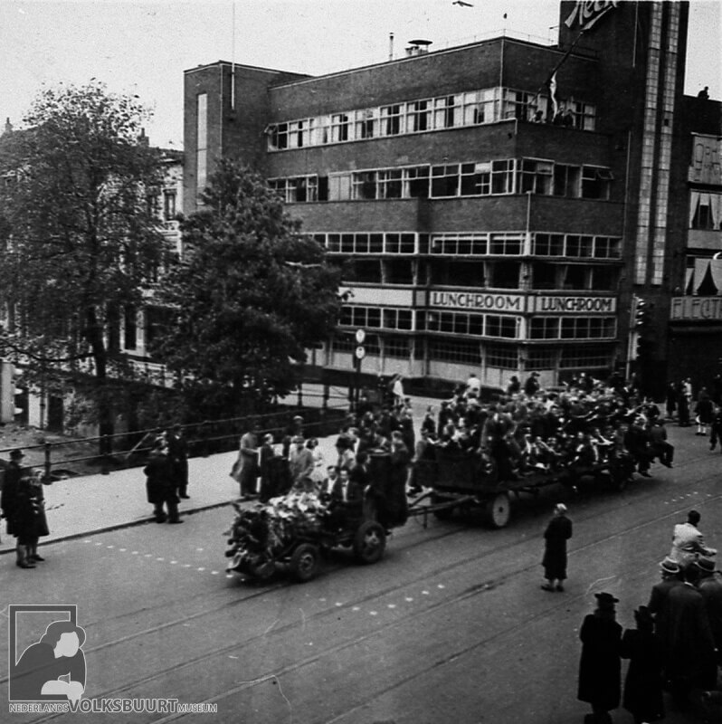 'Hele wagens met oranje kinderen, met vlaggen en wimpels - jongens en meisjes dansend en lachend.' Foto: Volksbuurtmuseum