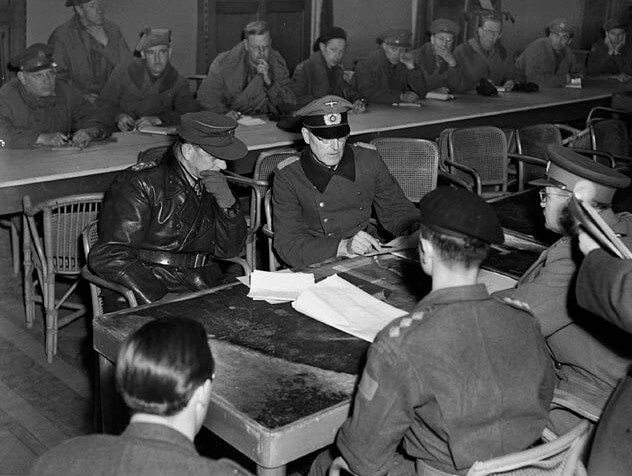 De generaals Reichelt (l) en Blaskowitz hebben de capitulatie getekend. Rechts generaal Foulkes. Foto