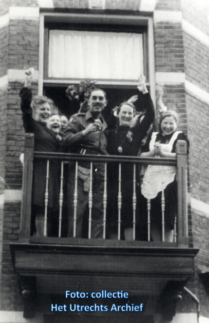 Majoor Dunn op het balkon bij de familie Jansen in de Koekoekstraat. Foto: Collectie HUA