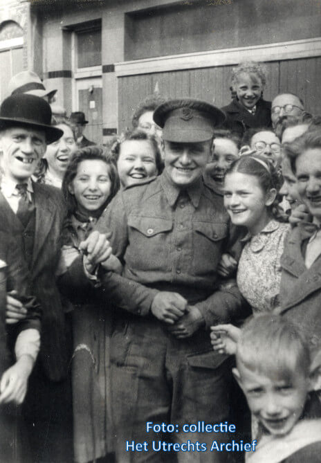 De Nederlandse chauffeur van majoor Dunn deelt mee in de feestvreugde. Foto: Collectie HUA