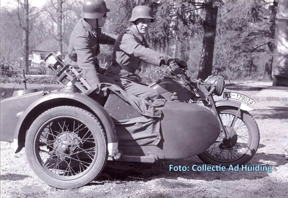 'Nog altijd de Duitsers en SS tot de tanden bewapend.' Foto: Collectie Ad Huiding