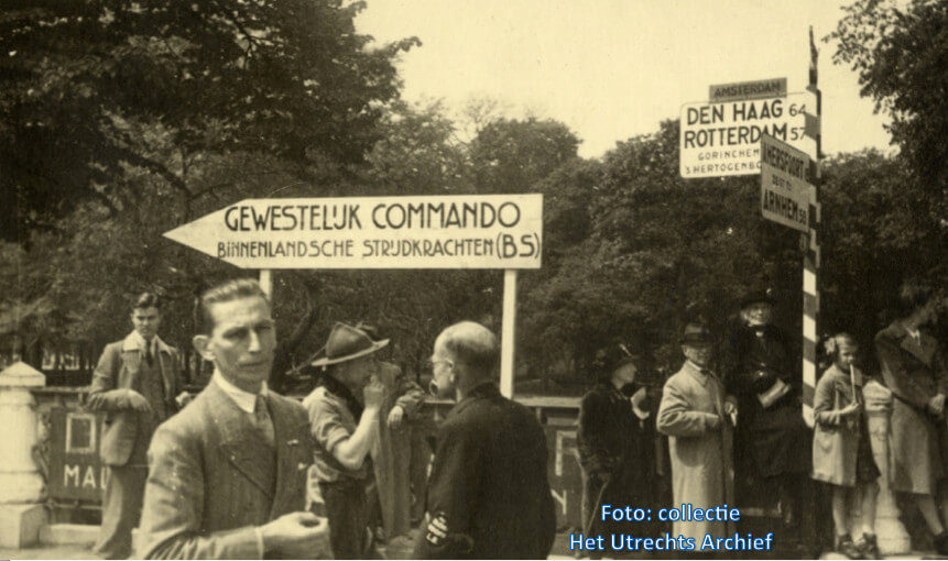 Geduldig wachter Utrechters op wat komen gaat bij de Wittevrouwenbrug. Foto: Collectie HUA