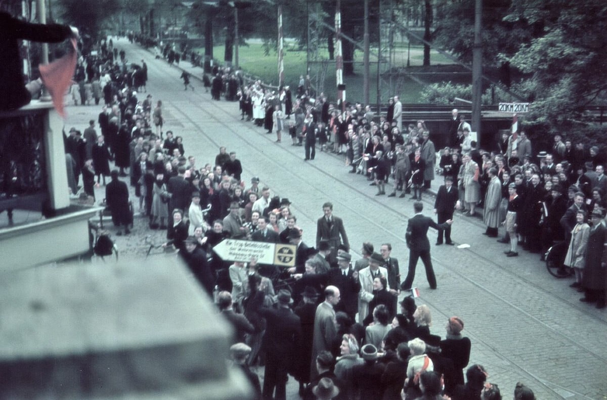 Op de Biltstraat is het al druk met belangstellenden. Foto: Collectie HUA