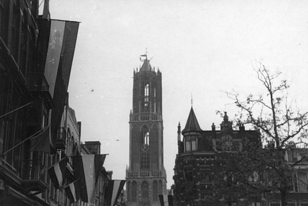 De vlag is uit op de Domtoren. Foto: Collectie J. van Rhenen