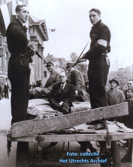 De kar met de verdachte NSB'er rijdt over de Oudegracht. Foto: Collectie HUA