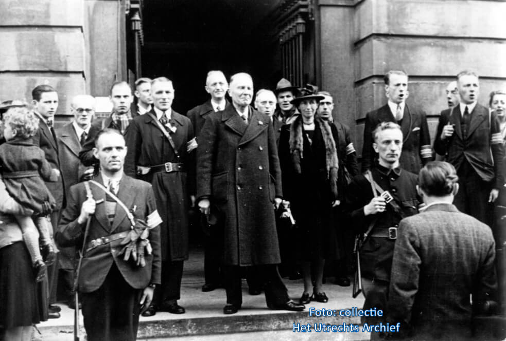 Een zichtbaar geemotioneerde burgemeester Ter Pelkwijk luistert naar het Wilhelmus, rechts zijn echtgenote. Foto: Collectie HUA