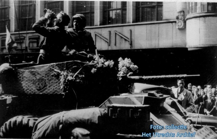 Soldaten bekijken met een verrekijker het vlagvertoon op de Domtoren. Foto: Wim de Vries (Collectie HUA)