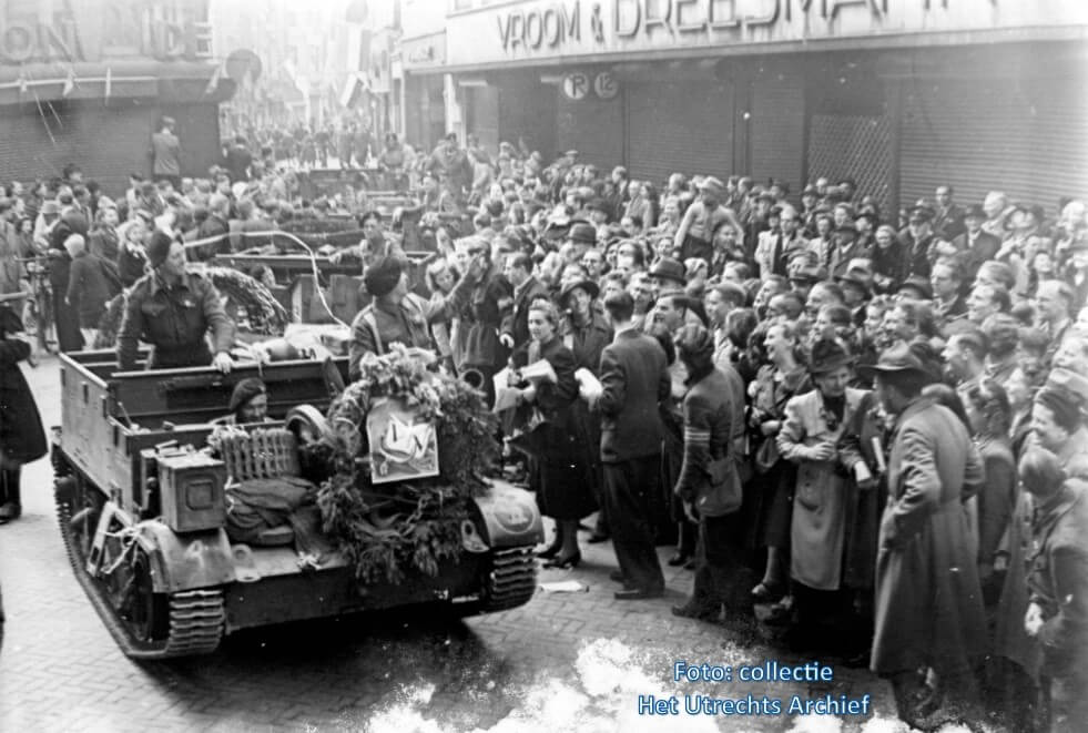 De Polar Bears arriveren bij het stadhuis waar een menigte hen enthousiast begroet. Foto: Collectie HUA