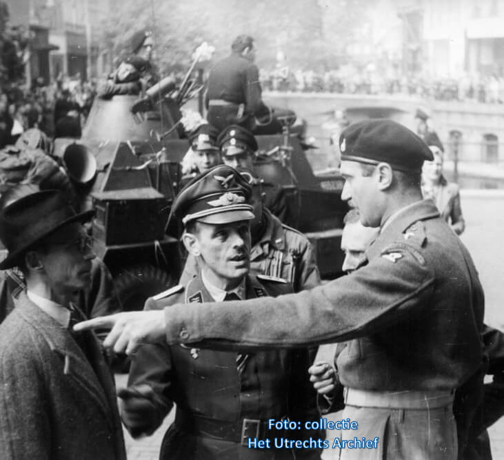 Miles in gesprek met hauptmann Behrje, adjudant van de ortskommandant major F. Cremer. Foto: Collectie HUA