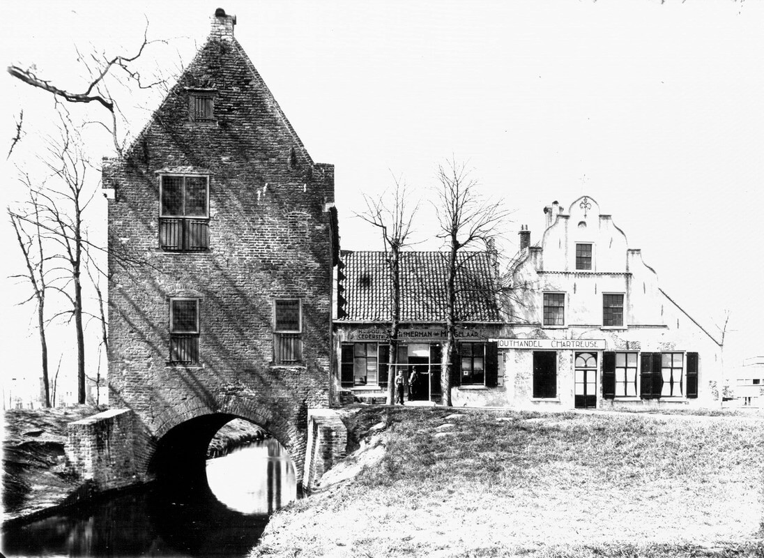 De voormalige boerderij van het Karthuizerklooster bij de Marnixlaan waar links daarvan de Duitse bunker staat (net niet te zien op de foto). Foto: W. de Vries (collectie Nieuws030)