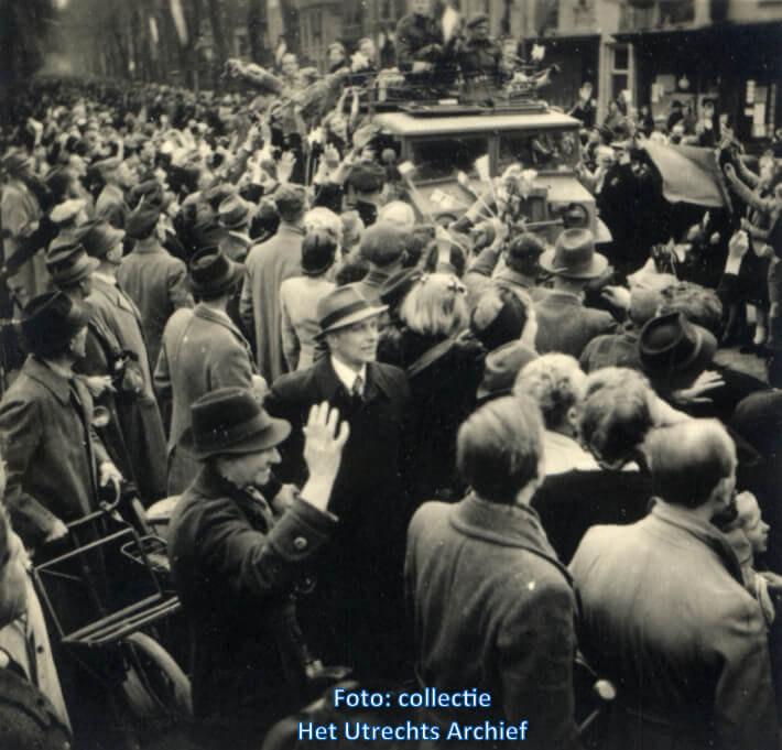 Auto's van het Canadeze leger komen met moeite voort in de Biltstraat. Foto: J. Dees (Collectie HUA)