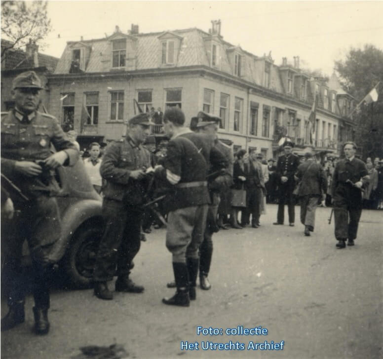 Op de brug naar de Wittevrouwenstraat wordt door een lid van de BS onderhandelt met enkele passerende Duitse soldaten. Foto: J. Dees (Collectie HUA)