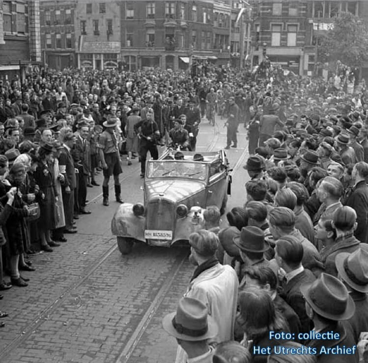 Een auto met Duitse inzittenden passeert in de Potterstraat waar het publiek wacht op de Canadeze troepen. Foto: Collectie HUA