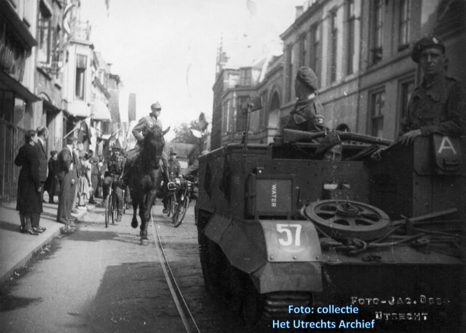 Voorop geallieerden in hun voertuig en daarachter Duitse soldaten te paard en op de fiets in de Wittevrouwenstraat. Foto: J. Dees (Collectie HUA)