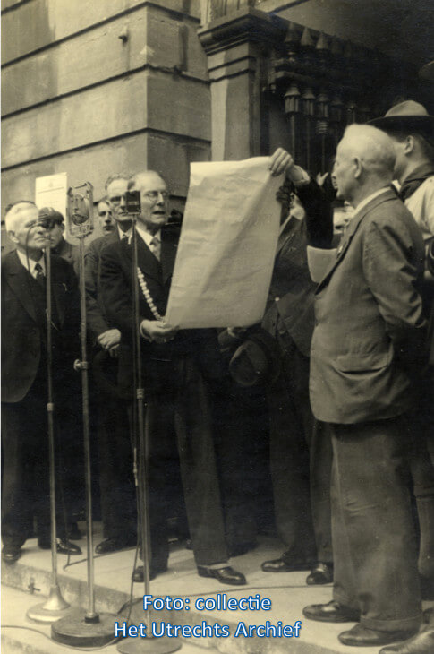 Het voorlezen van de proclamatie op het bordes van het stadhuis. Foto: W. Malsen (Collectie HUA)
