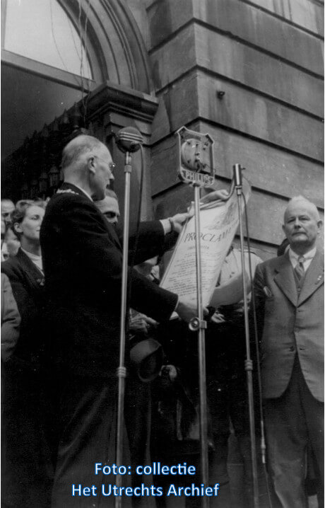 Burgemeester Ter Pelkwijk leest de proclamatie van H.M. de Koningin voor. Foto: Collectie HUA
