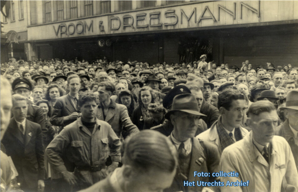 Even zijn de Utrechters stil als ze luisteren naar de rede van burgemeester Ter Pelkwijk. Foto: W. Malsen (Collectie HUA)