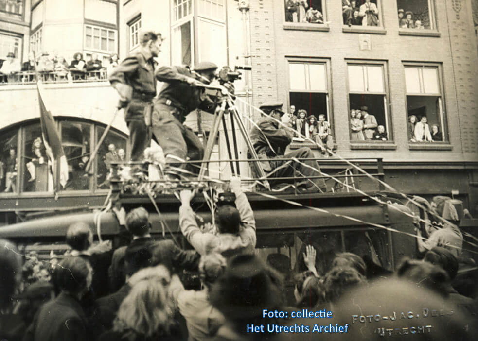 Een cameraman filmt de intocht van de geallieerden ter hoogte van de Voorstraat en Neude. Foto: J. Dees (Collectie HUA)