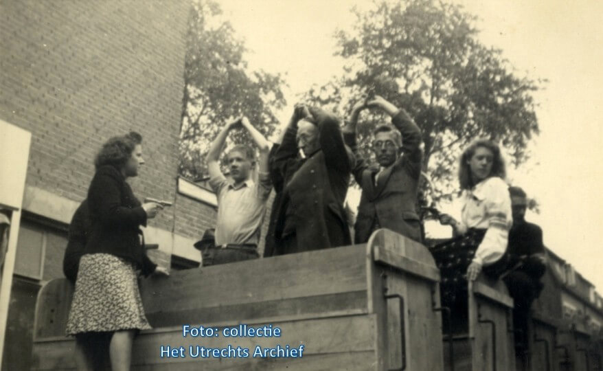 Een BS'er houdt met een pistool enkele landverraders onder schot. Foto: C. Raue (Collectie HUA)