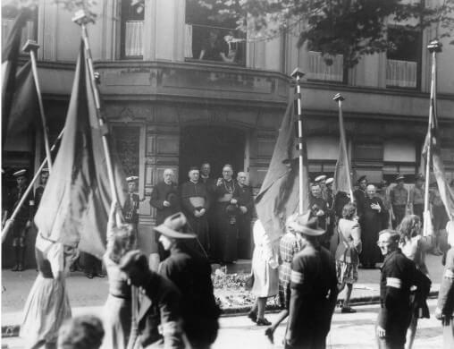 Een eerbetoon aan kardinaal De Jong laat op de middag. Foto: Collectie HUA