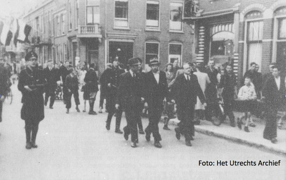 Arrestatie van een SS'er op de Jutfaseweg. Tussen twee Utrechtse rechercheurs wordt de man overgebracht naar het bureau Tolsteeg. Foto: HUA
