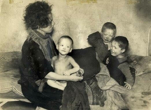 Dat de honger ook ernstig is in Utrecht laat deze foto zien die in december 1944 gemaakt is op het Houtplein. De twee kleinste kinderen stierven kort daarna. Foto: Collectie HUA