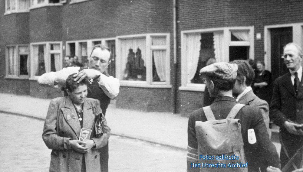 Een soldatenliefje wordt kaalgeknipt in de Morelstraat. Foto: H.J. Broekman (Collectie HUA)