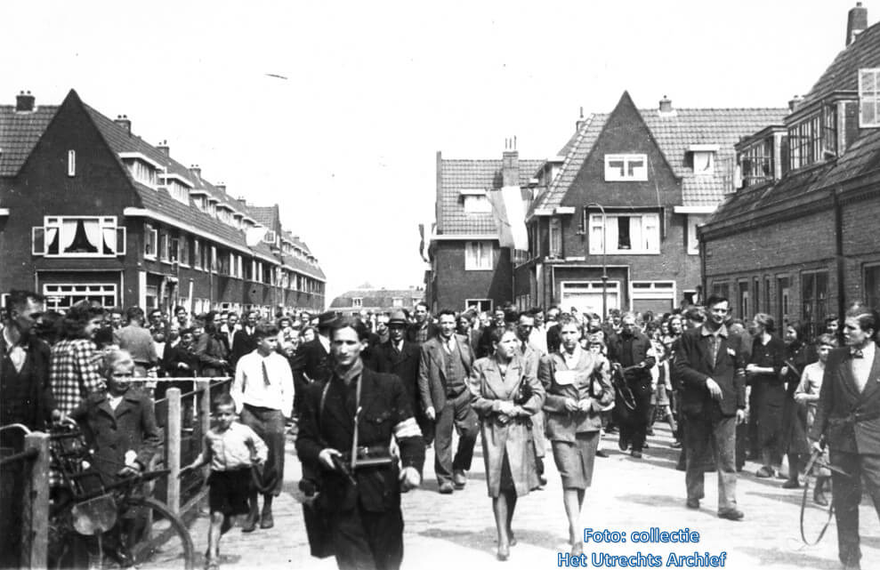 De vrouwen gaan in optocht door de buurt. Foto: HUA