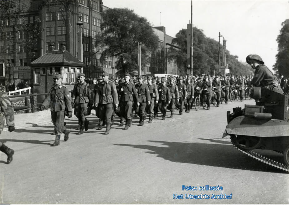 Gewapende Duitsers marcheren in colonne richting Paardenveld om te worden ontwapend. Foto: G.J. Lauwers (Collectie HUA)
