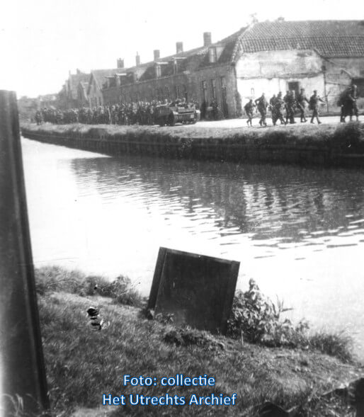 Onder begeleiding van Canadezen marcheren Duitse soldaten langs de Vecht, ter hoogte van de Lauwerecht, de stad uit. Foto: Collectie HUA