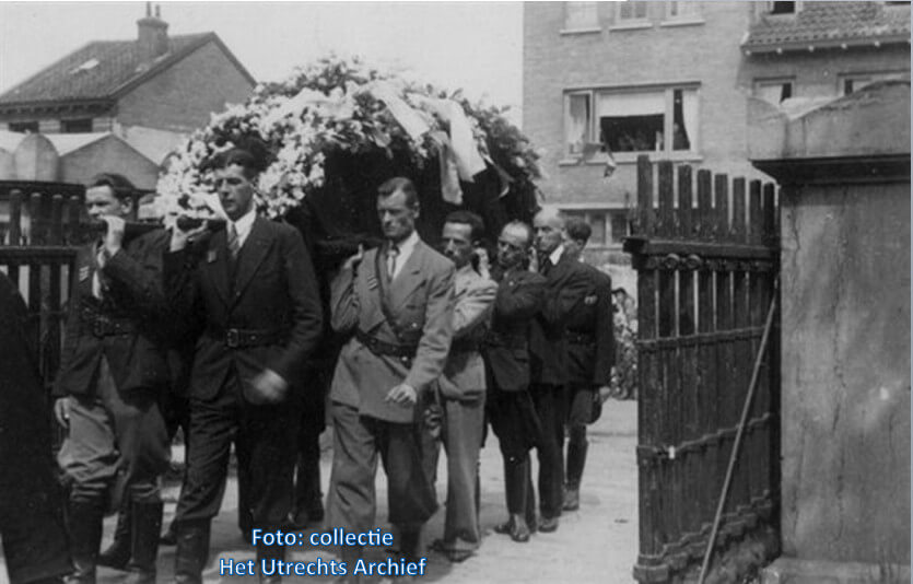 Leden van de BS dragen de kist van Leo Maagdenberg de begraafplaats Soestbergen binnen. Foto: Collectie HUA