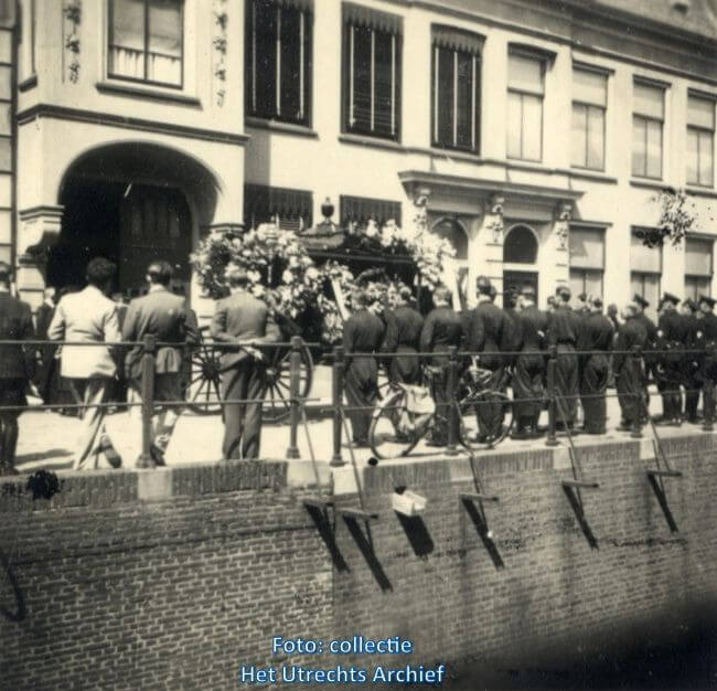 De koets met het lichaam van Leo Maagdenberg voor zijn woning aan de Plompetorengracht 10.. Foto: J. Dees (Collectie HUA)