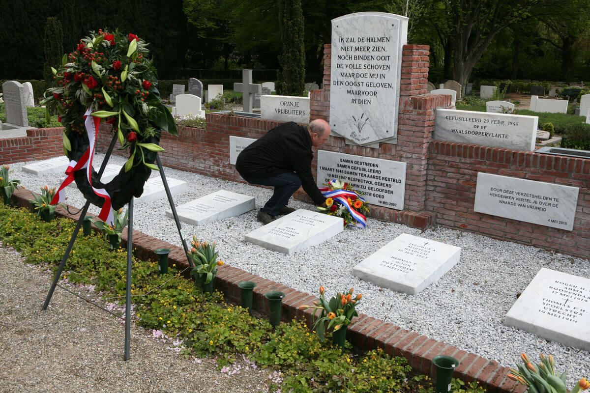 Monument voor de Oranjevrijbuiters op de Algemene Begraafplaats in Tolsteeg. Foto: Ton van den Berg