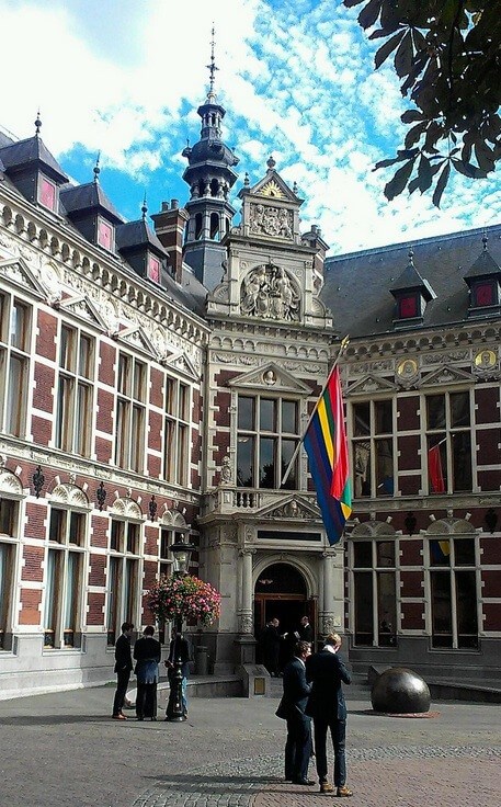 De universiteitsvlag hangt uit bij de Aula van de Universiteit Utrecht. Foto: H. Kuperus