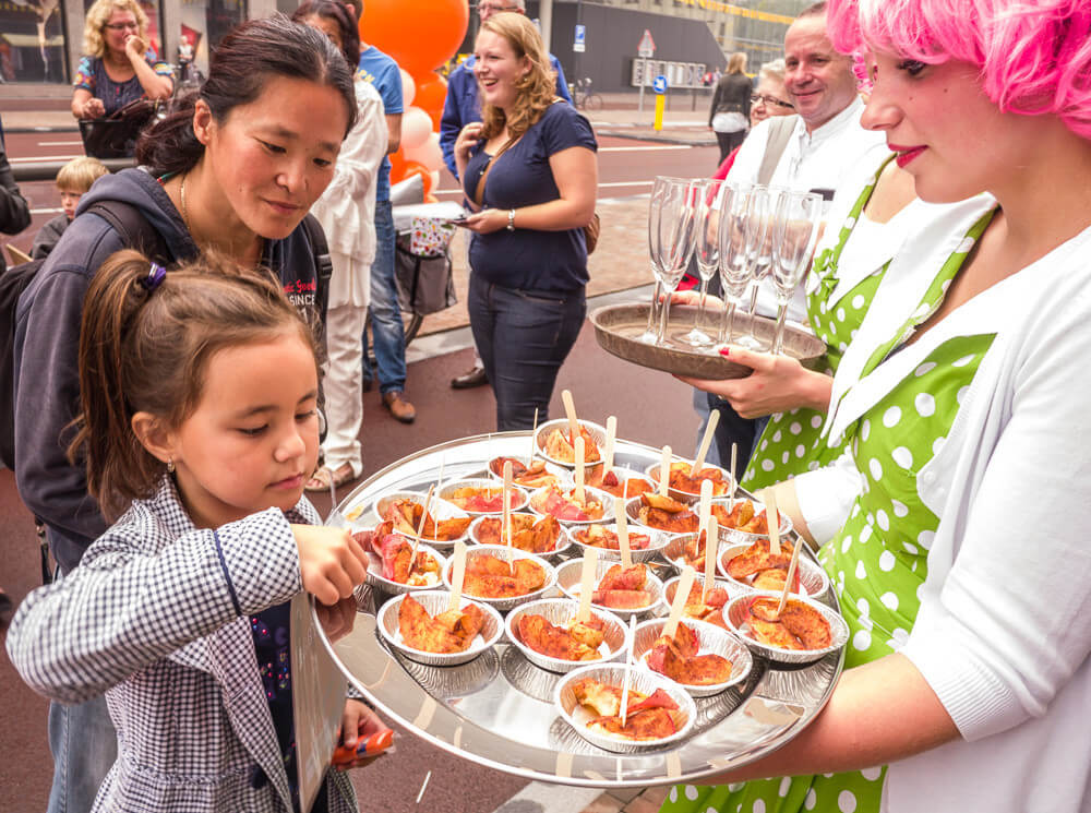 Appeliegebraai voor bezoekers aan het Vredenburg. Foto: Foto Verhoeff