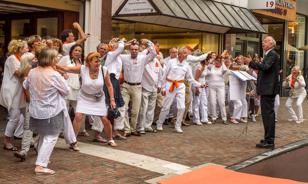 Het koor de Steegzangers vrolijke te boel op het Vredenburg op. Foto: Foto Verhoeff