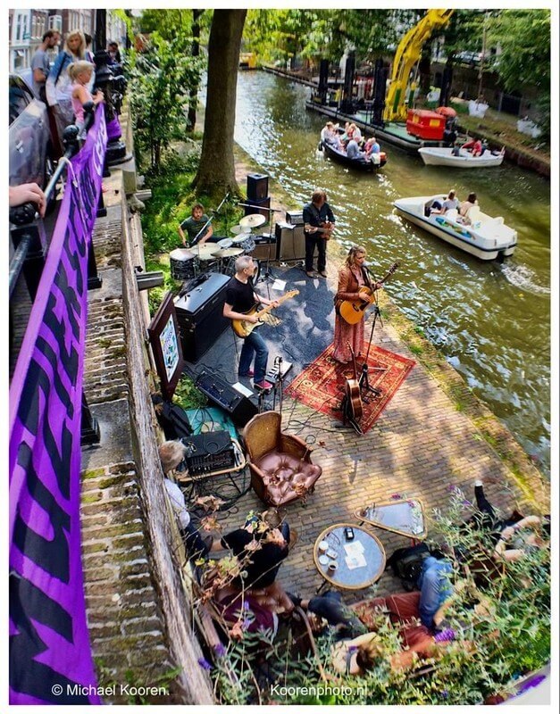 Suzie Dexter en haar nieuwe band aan de gracht. Foto: Michael Kooren