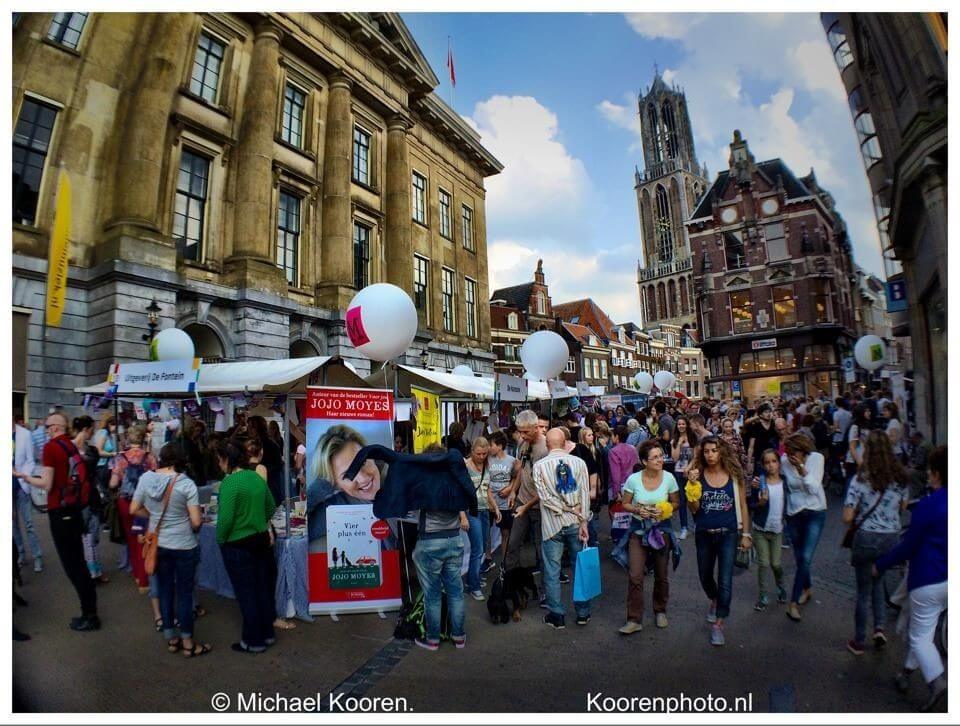 Boekenmarkt op de Stadhuisbrug. Foto: Michael Kooren