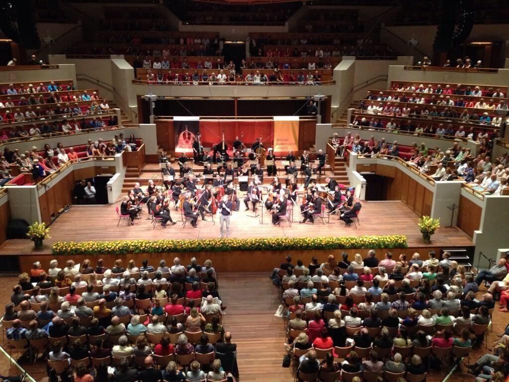 Een stampenvolle Grote Zaal. Foto: Uitfeest