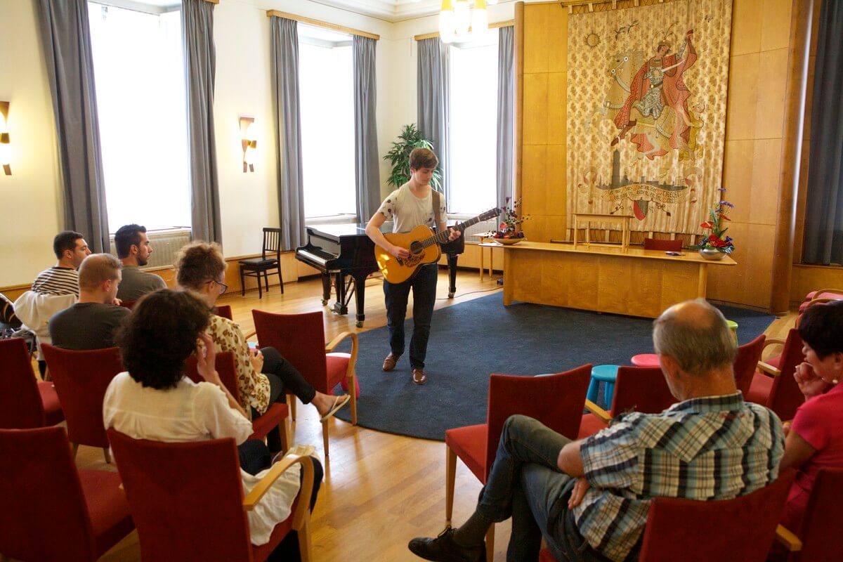 Optreden student HKU in trouwzaal stadhuis. Foto: Ton van den Berg