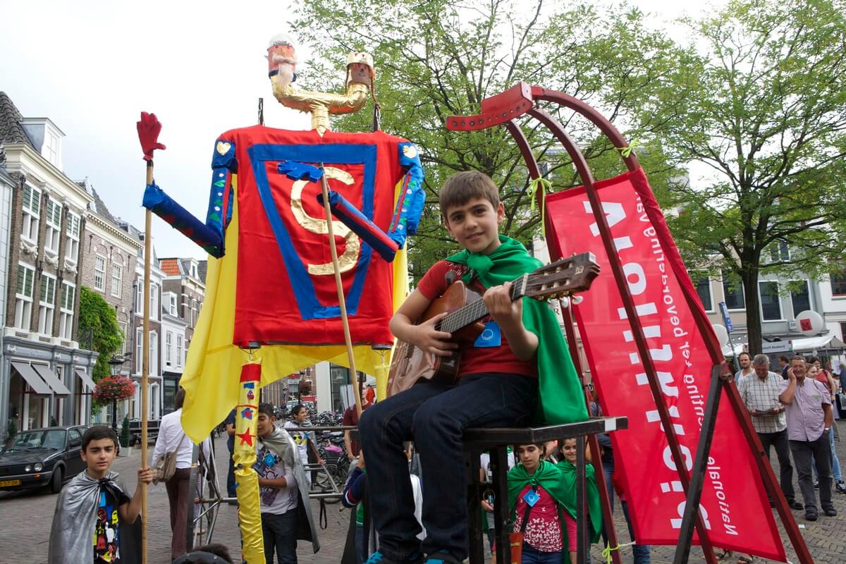 Kinderen van asielzoekerscentra speelden mee in optocht Manuscripta. Foto: Ton van den Berg