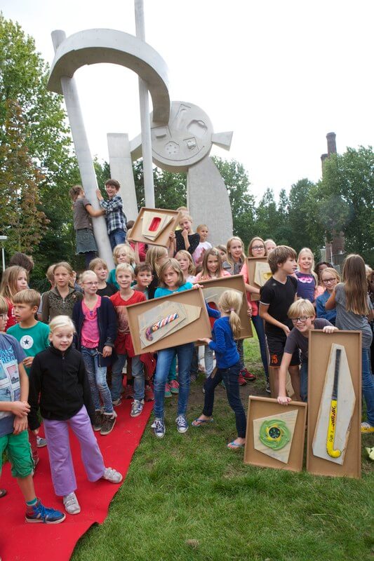 Kinderen mochten materialen aanleveren die zijn verwerkt in het beeld.