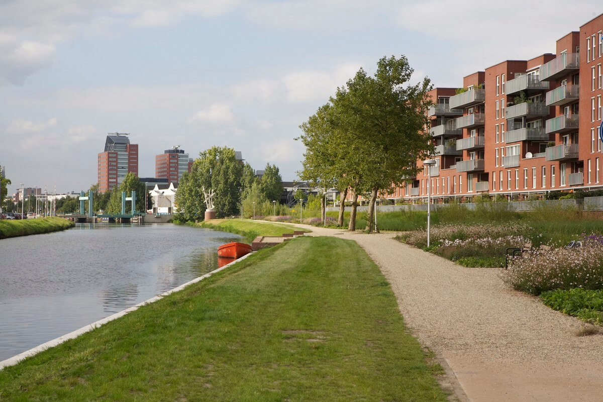 De groene zoom langs het Merwedekanaal.