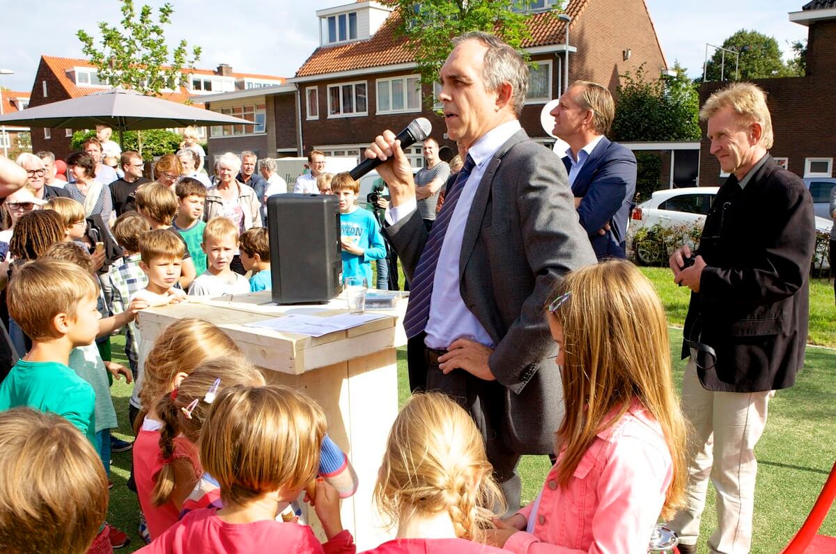 Wethouder Jansen opent het Heycopplantsoen. Foto's Ton van den Berg